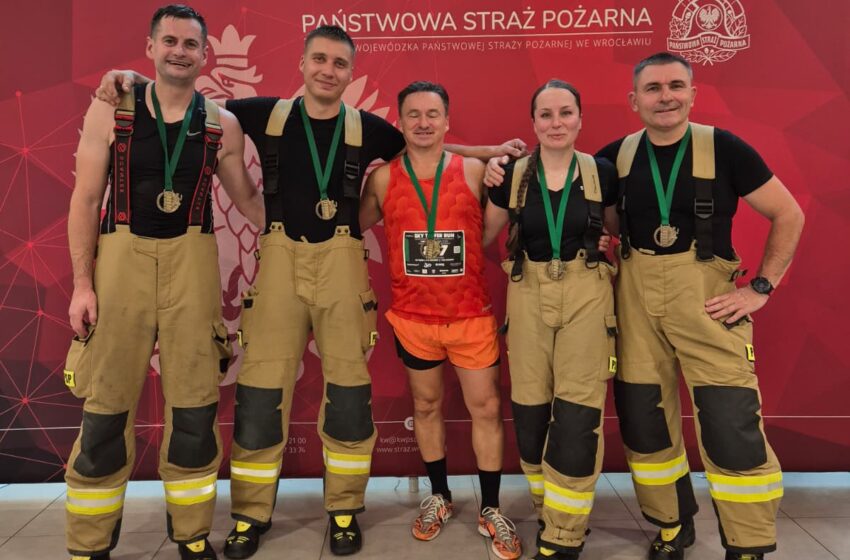  Strażacy z Lwówka Śląskiego wystartowali w Sky Tower Run 2026