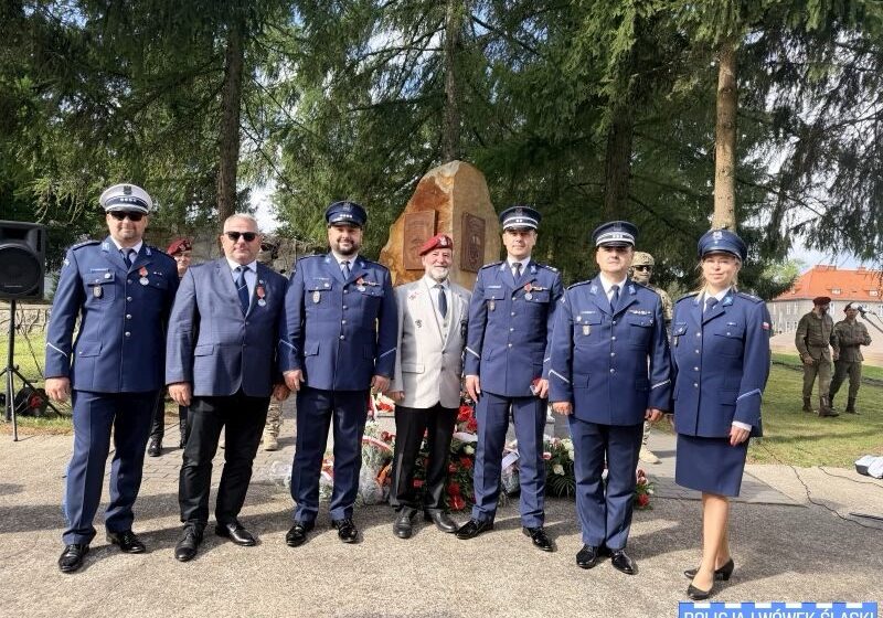  Lwóweccy policjanci uczcili pamięć poległych komandosów