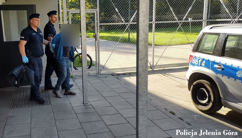 Uszkodził samochody w centrum Jeleniej Góry. 39-latek usłyszał 19 zarzutów