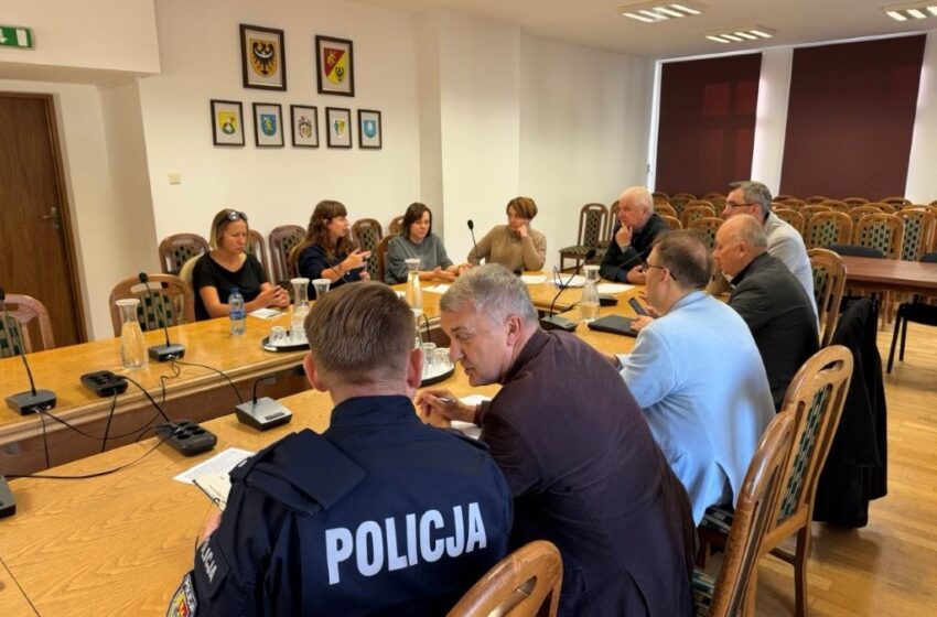  Bezpieczeństwo w szkołach Powiatu Lwóweckiego – pilne spotkanie z dyrektorami i Policją