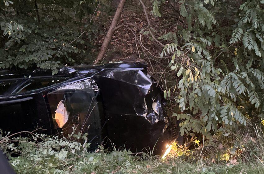  Groźny wypadek na DW 364. Samochód w rowie